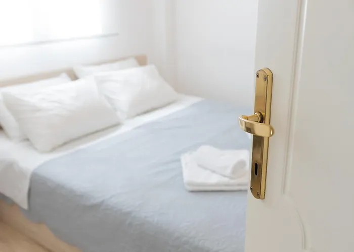 Le Plaza, Modern Escape Near Center