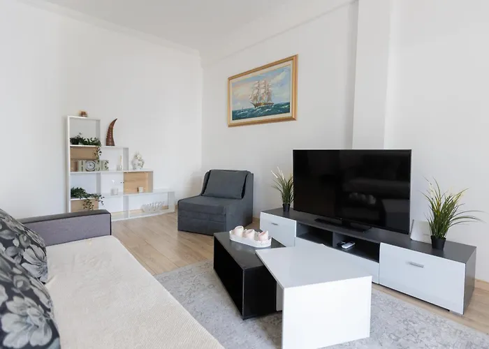 Apartment Le Plaza, Modern Escape Near Center *